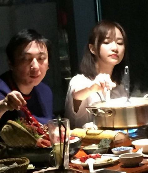 王思聪与网红女友雪梨在一起吃火锅